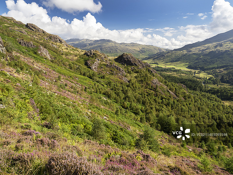 从哈特山较低坡度俯视英国湖区达顿山谷图片素材