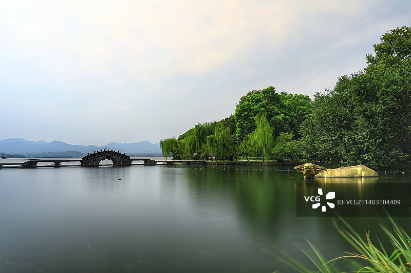 杭州涌金门涌金池金牛特写图片素材