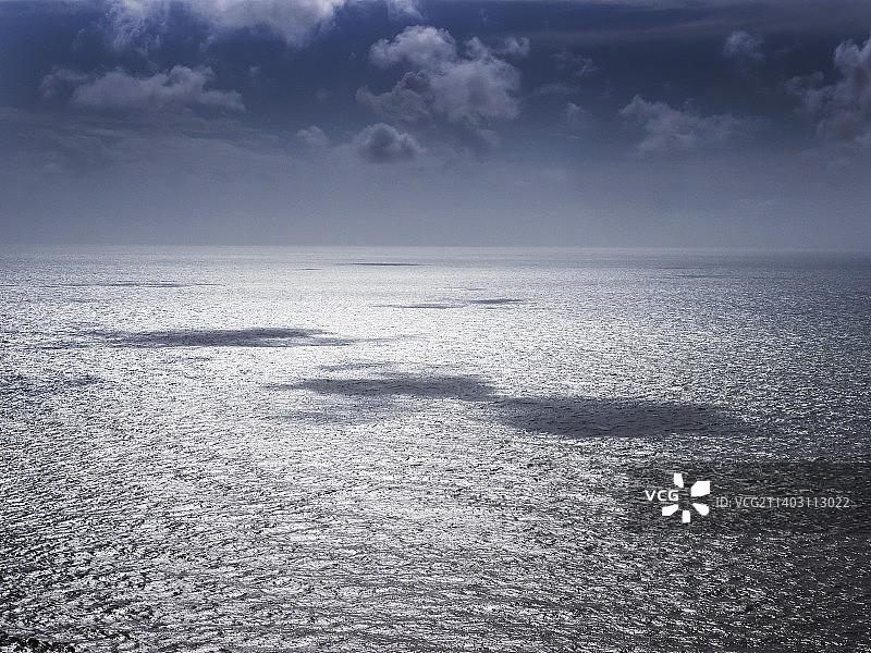 英国怀特岛圣凯瑟琳角附近海面的云层图片素材