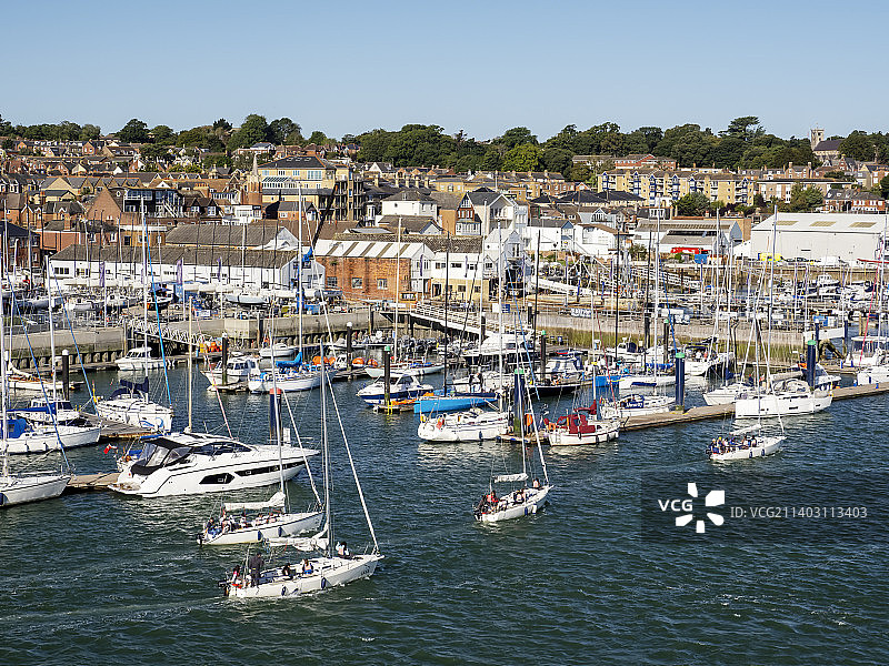 英国怀特岛考es港码头的游艇图片素材