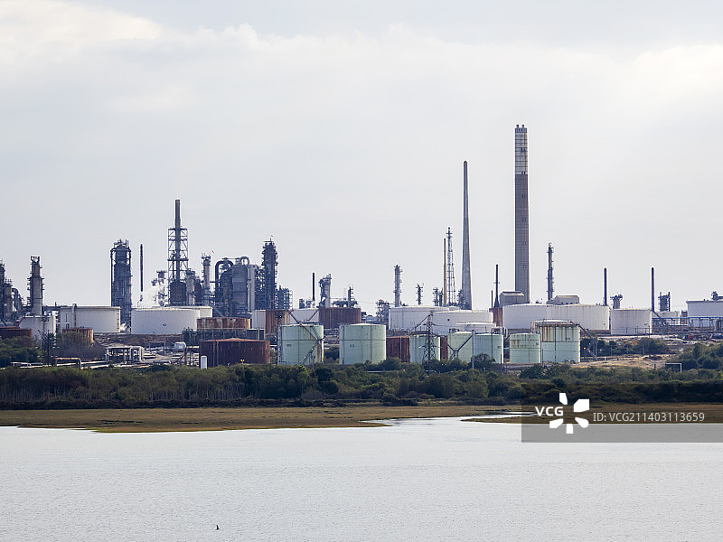 英国汉普郡南安普顿郊外的福利炼油厂图片素材
