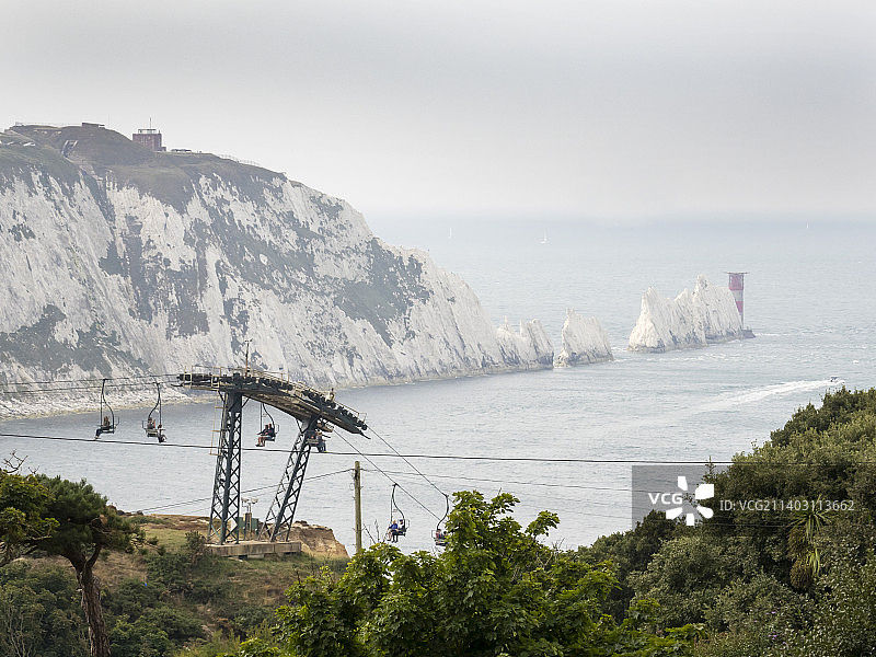 英国怀特岛西端的白垩岩堆，有通往明矾湾的缆车图片素材
