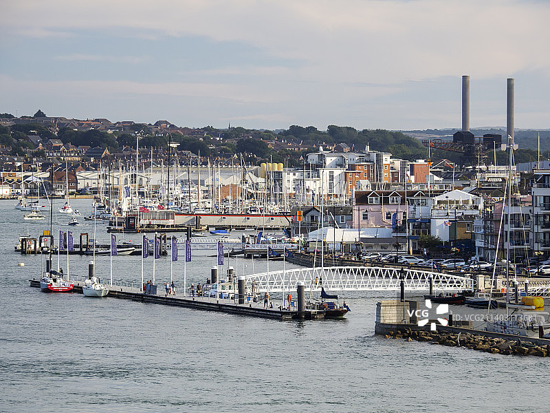 英国怀特岛考es港码头的游艇图片素材