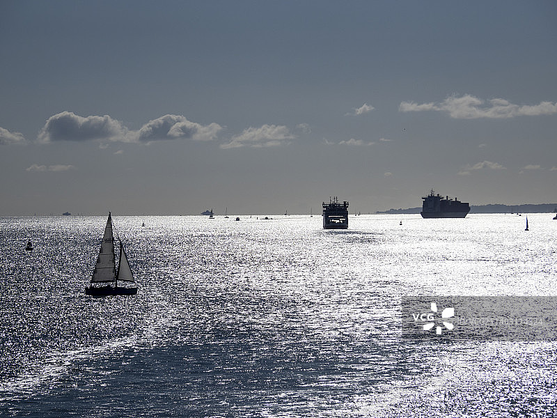 英国汉普郡南安普顿水域的游艇、渡轮和油轮，眺望怀特岛图片素材