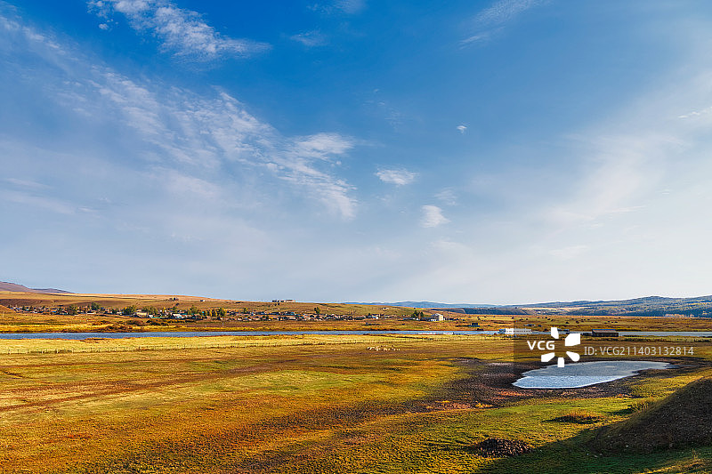 内蒙古东北地区呼伦贝尔室韦镇观景台与额尔古纳河（中俄界河）俄罗斯村庄秋景图片素材