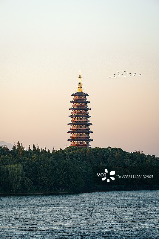 夕阳下的万佛塔图片素材