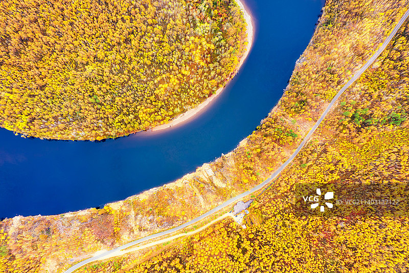 内蒙古呼伦贝尔市额尔古纳市莫尔道嘎国家森林公园白鹿岛景区秋季户外航拍正上方视角图片素材