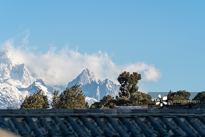 云南省丽江市古城区丽江古城蓝天白云自然风光 玉龙雪山图片素材