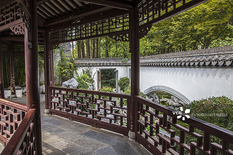 江南园林回廊与亭台水榭图片素材