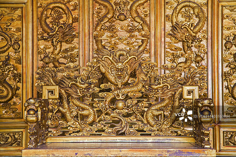 金黄色的龙椅宝座图片素材