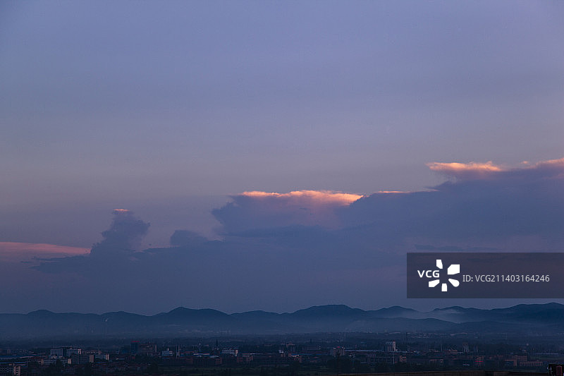 落日霞辉湖水与远山白雾图片素材