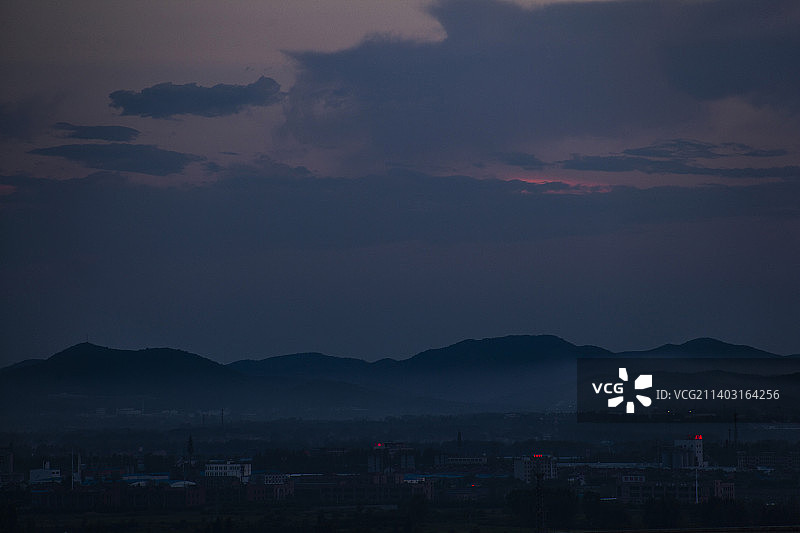 落日霞辉湖水与远山白雾图片素材