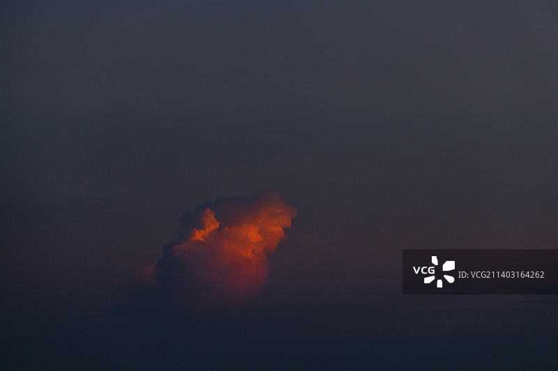 天空一朵红色的云彩图片素材