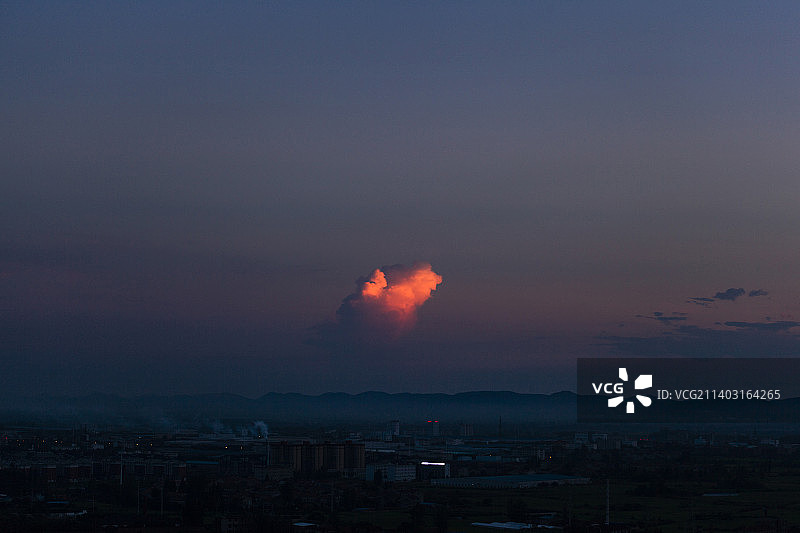 落日霞辉湖水与远山白雾图片素材