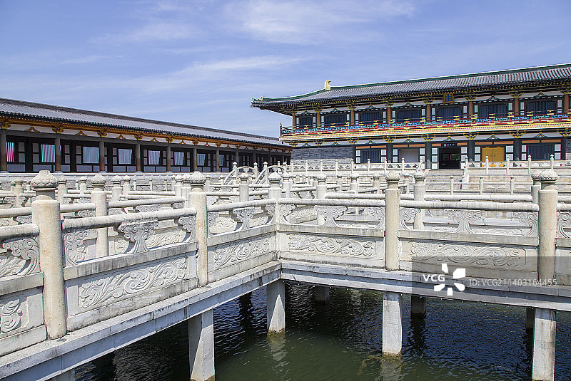 汉白玉栈桥与长廊亭台楼阁图片素材