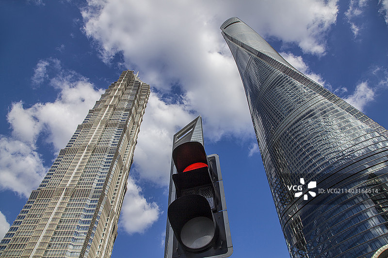 上海陆家嘴摩天大厦下的红绿灯图片素材