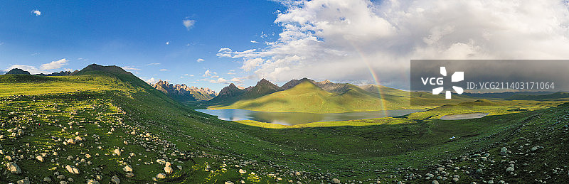 航拍草原山脉和彩虹图片素材