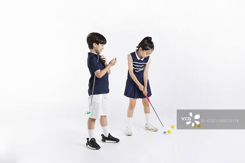 韩国男孩和女孩健身运动概念，白色背景，为高尔夫球友欢呼图片素材