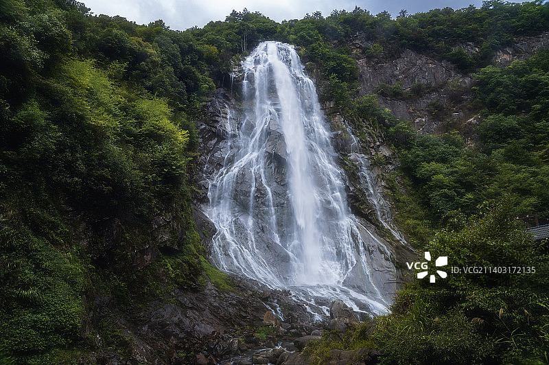 安徽安庆岳西黄尾镇大别山彩虹瀑布风光图片素材
