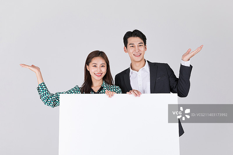 穿着现代韩服的韩国年轻夫妇，手持面板图片素材