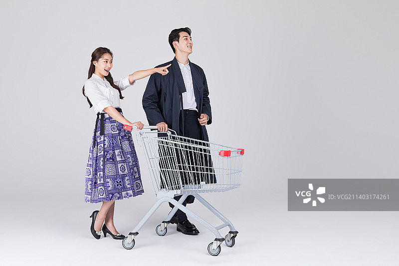 韩国情侣：身穿现代韩服的20多岁青年男女，推着购物车图片素材