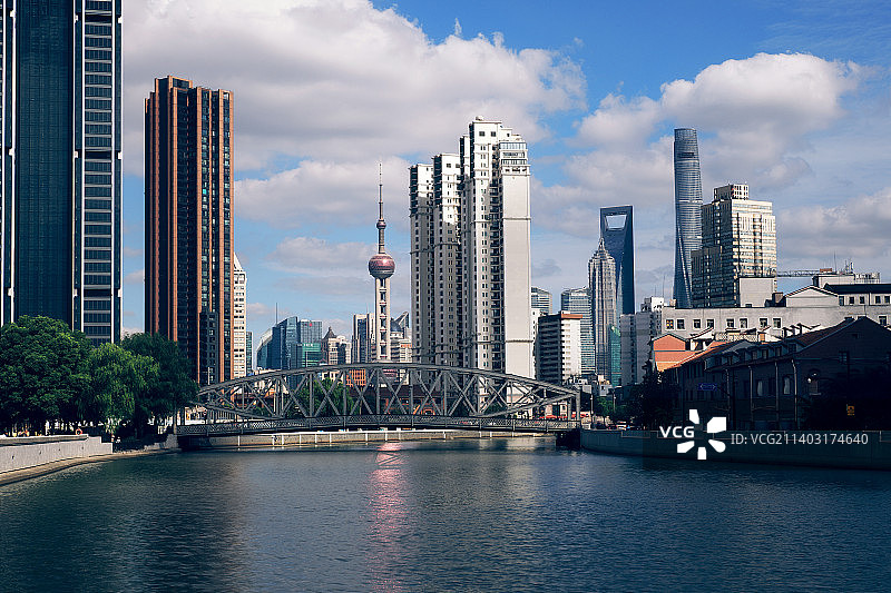 位于上海的苏州河上的浙江路桥图片素材