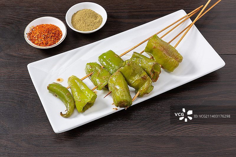 放在盘子里的烤青椒图片素材