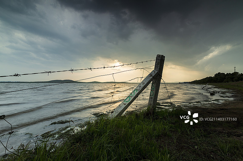 草原湖夕阳图片素材