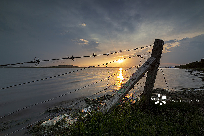草原湖夕阳图片素材