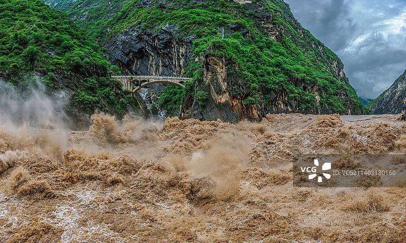 虎跳峡浊浪滔天图片素材