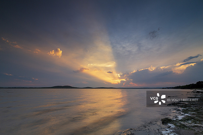 草原湖夕阳图片素材