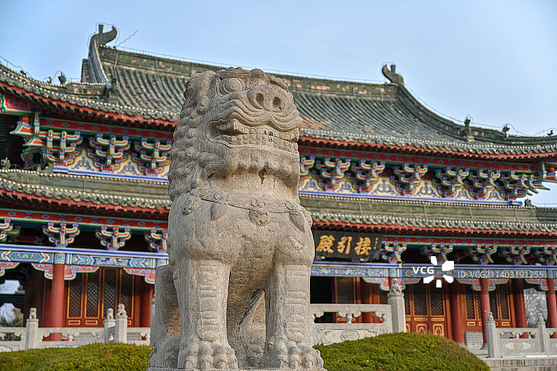 中国开封铁塔公园接引殿佛教古建筑石狮子图片素材