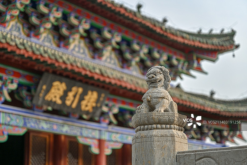 中国开封铁塔公园接引殿佛教古建筑石狮子图片素材
