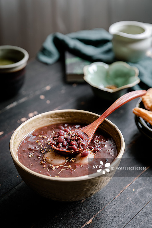 一碗美味的桂花红豆汤图片素材