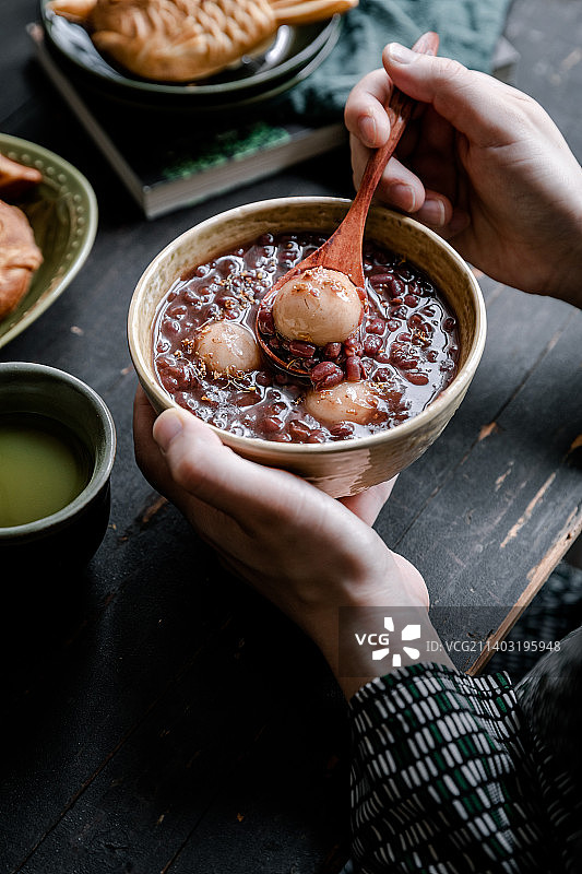 一碗美味的桂花红豆汤图片素材