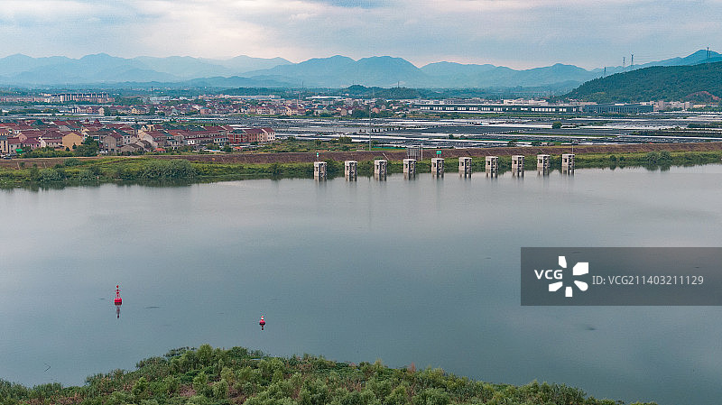 多云天气高视角航拍曹娥江风光与水面的云层倒影图片素材