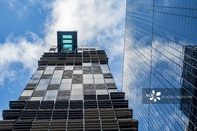 摩天大楼顶上的空中透明游泳池图片素材