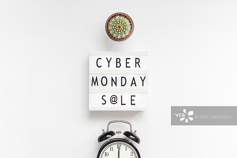 白色灯箱上的网络星期一促销文字图片素材