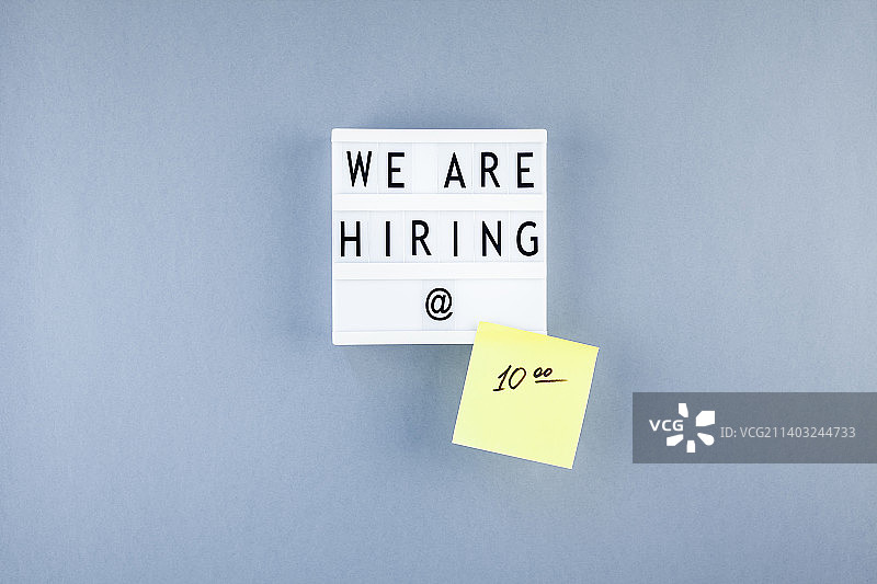 蓝色背景上的招聘信息图片素材