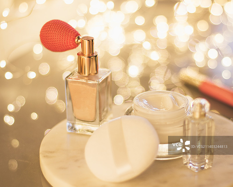 桌子上的美容产品特写图片素材