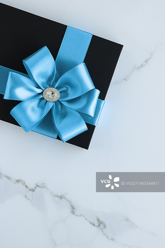 桌子上的礼品盒高角度视图图片素材