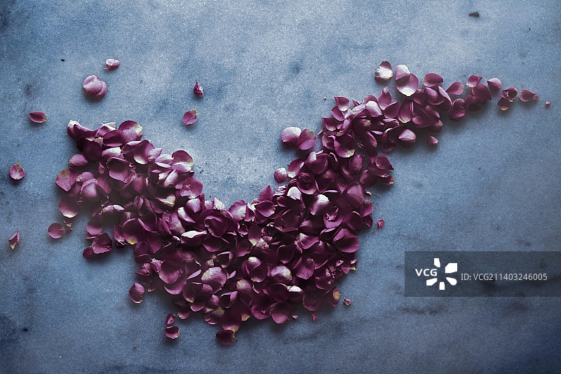 桌子上心形装饰的俯视角度照片图片素材