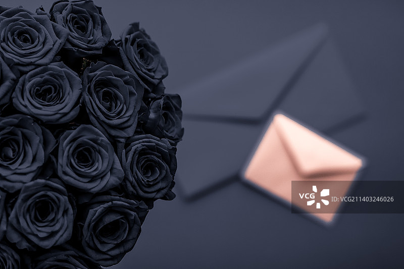 情人节的爱心信件和鲜花递送，奢华花束图片素材