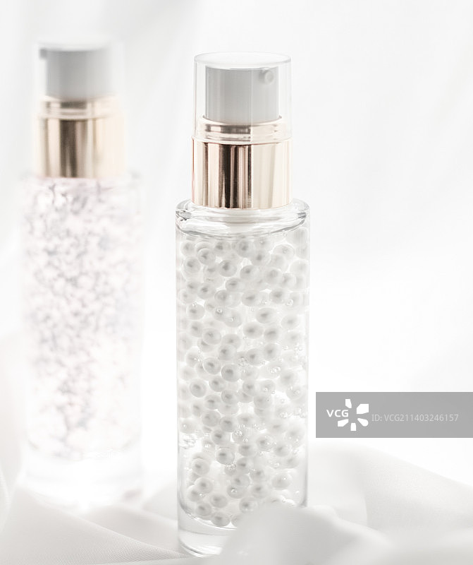 护肤精华和妆前凝胶瓶，保湿乳液图片素材