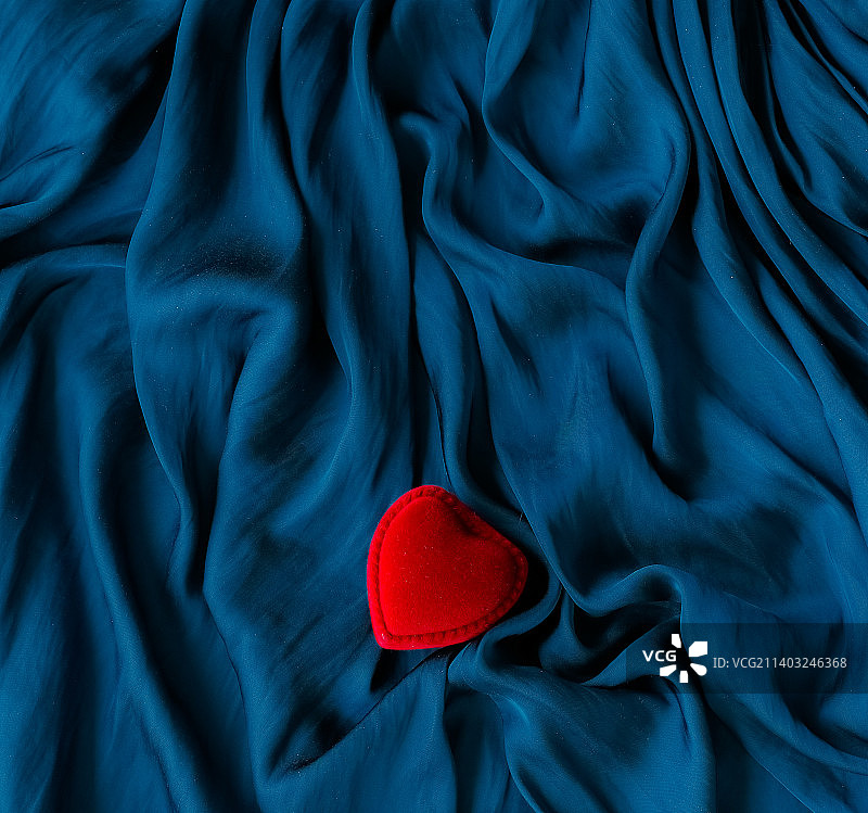 情人节和假日背景概念的订婚戒指盒图片素材