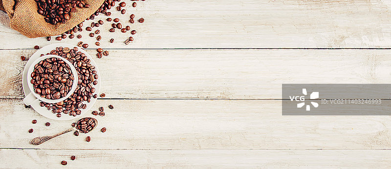 一杯咖啡和咖啡豆特写图片素材