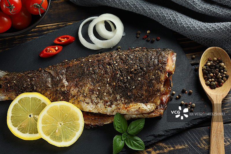 烤鲤鱼，健康美味的食物，乌克兰图片素材
