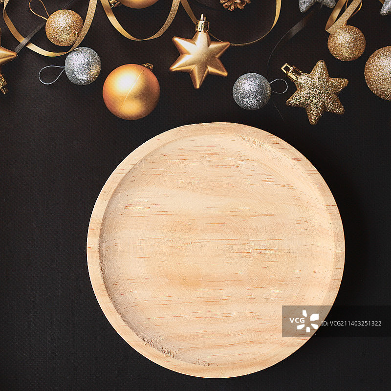 圣诞新年背景上的空白木制盘子样机图片素材