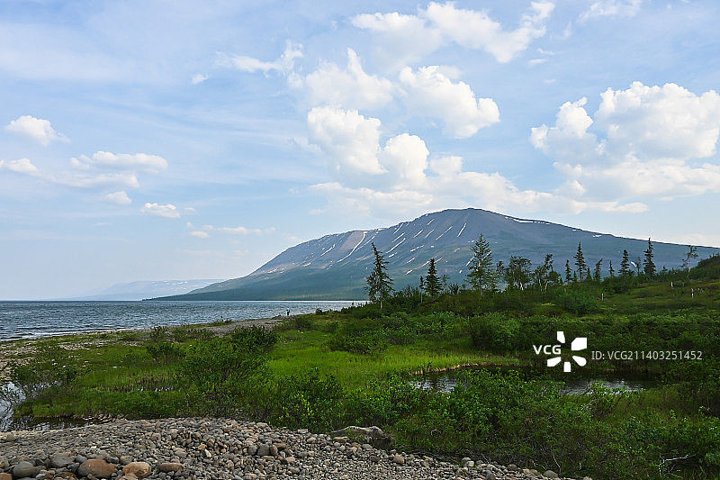普托拉纳高原格卢博科耶湖上的山脉，俄罗斯图片素材