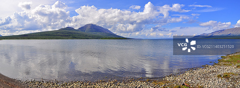 俄罗斯普托拉纳高原山地湖泊全景图片素材